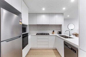 Fridge, microwave, oven, stovetop - Pristine 3-Bed Kiama Unit with Courtyard (Kiama)