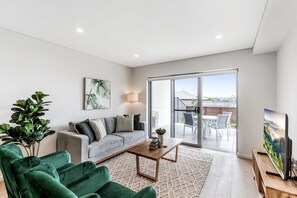Smart TV, offices - Pristine 3-Bed Kiama Unit with Courtyard (Kiama)