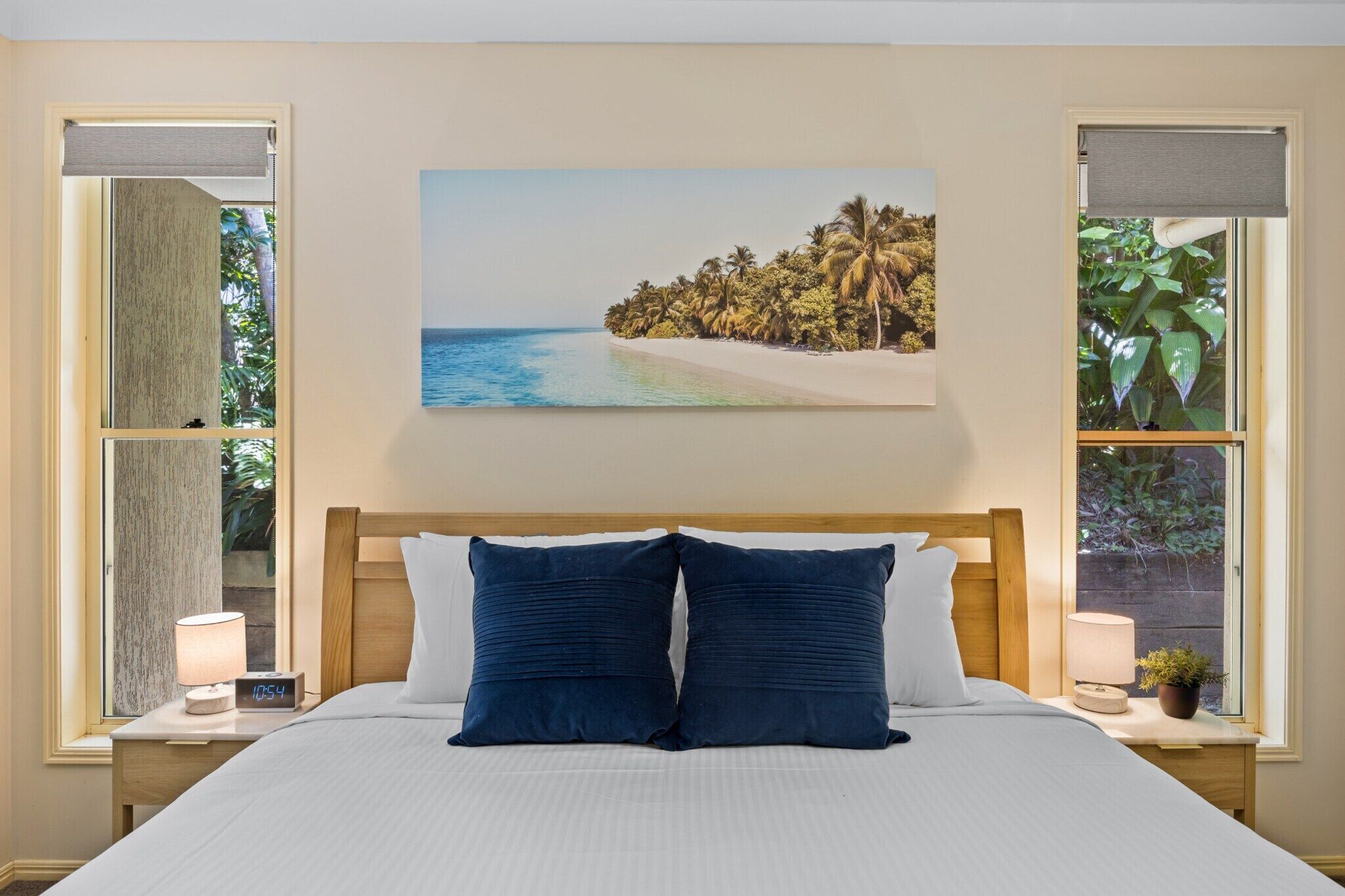 書桌、熨斗/熨衫板、上網、床單