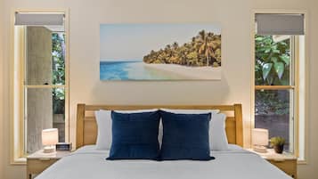 Desk, iron/ironing board, Internet, bed sheets