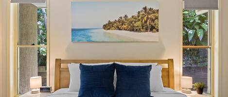 Bureau, fer et planche à repasser, accès Internet, draps fournis