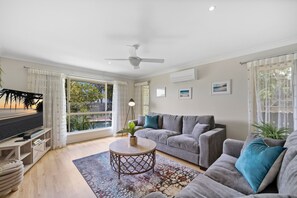 Smart TV - Spacious 4-Bed Family Retreat with Pool (Coolum Beach)