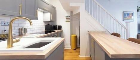 Kühlschrank, Mikrowelle, Ofen, Herdplatte