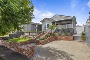 Exterior - Lovely 3-Bed with Alfresco Dining in Prime Suburb (Golden Point)