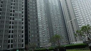 A high-rise residential building with multiple floors and a modern architectural design. - A charming one-bedroom a condo near the BTS (Bangkok)