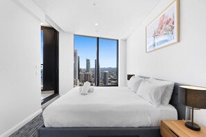 1 bedroom, iron/ironing board, travel crib, internet - Luxe Oceanfront 1-Bed High Rise with Pool & Gym (Surfers Paradise)