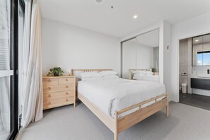 1 bedroom, desk, iron/ironing board, Internet - Perfect Location 1-Bed with Balcony, BBQ & Parking (Kingston)
