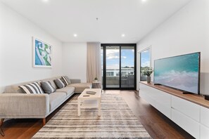 Smart TV, offices - Perfect Location 1-Bed with Balcony, BBQ & Parking (Kingston)