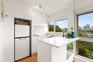 Fridge, microwave, stovetop, coffee/tea maker - Cosy 1-Bed with Swimming Pool Facing Opera House (Potts Point)