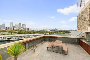 Outdoor dining - Cosy 1-Bed with Swimming Pool Facing Opera House (Potts Point)