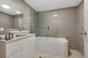 Douche, séchoir à cheveux, serviettes fournies