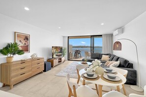 Smart TV - Modern 1-Bedroom Apt with Sweeping Water Views (Batemans Bay)