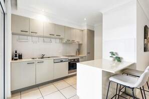 Fridge, microwave, oven, stovetop - Lovely 3-Bed with Alfresco Dining (Greenslopes)