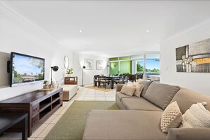 Smart TV - Lovely 3-Bed with Alfresco Dining (Greenslopes)