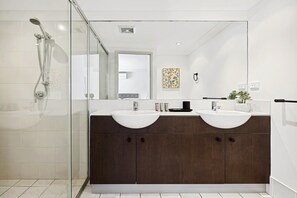 Shower, hair dryer, towels - Lovely 3-Bed with Alfresco Dining (Greenslopes)