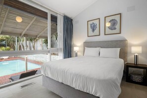 Tabla de planchar con plancha, acceso a internet y ropa de cama