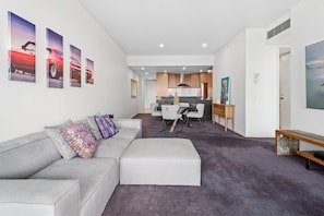 Smart TV - 2-Bed, 500m From The Beach with Pool, Gym & Sauna (Port Melbourne)
