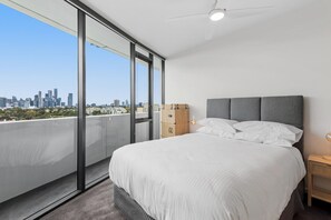 2 bedrooms, iron/ironing board, travel cot, Internet - 2-Bed, 500m From The Beach with Pool, Gym & Sauna (Port Melbourne)