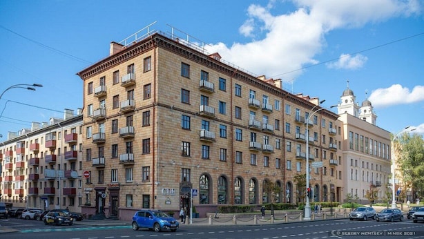 Monikerroksinen rakennus, jossa on klassinen arkkitehtoninen tyyli. Siinä on keskeinen sisäänkäynti, jossa on kaarikkunaikkunat, sekä parvekkeita jokaisessa kerroksessa.