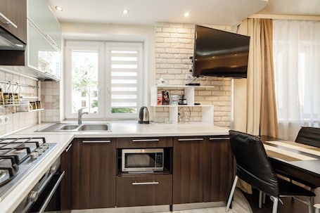 Classic Apartment, City View | Private kitchen