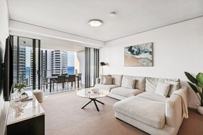 Smart TV, offices - Ocean View 3-Bed with Gym, Pool (Broadbeach)