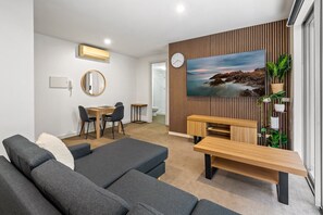 Smart TV, offices - Cosy 1-Bed with Balcony in Trendy St Kilda (St Kilda)