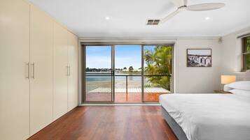 Tabla de planchar con plancha, cuna de viaje, Internet y ropa de cama