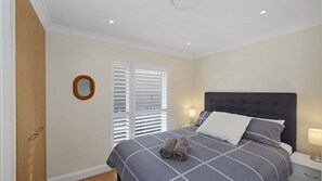 Iron/ironing board, free WiFi, bed sheets - Pacific Court 'Absolute Beachfront' (AVOCA BEACH)