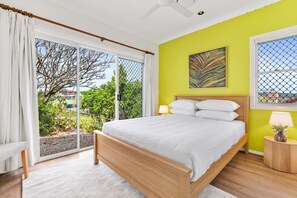 4 bedrooms, desk, iron/ironing board, Internet - Peaceful Family Home: 4-Bed, Pool, Alfresco Dining (Bridgeman Downs)