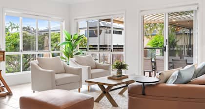 Peaceful Family Home: 4-Bed, Pool, Alfresco Dining