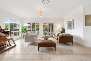 Smart TV, offices - Peaceful Family Home: 4-Bed, Pool, Alfresco Dining (Bridgeman Downs)