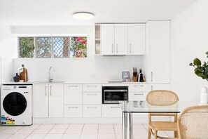 Kühlschrank, Mikrowelle, Herdplatte, Wasserkocher mit Kaffee-/Teezubehör