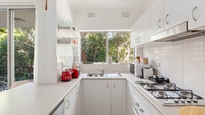 Coffee/tea maker, fridge, microwave, oven - Lovely Harbourside 1-Bed Close To Sydney Landmarks (Kurraba Point)