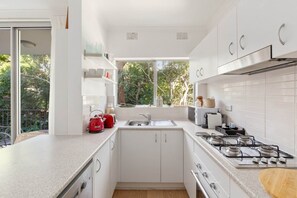 Fridge, microwave, oven, stovetop - Lovely Harbourside 1-Bed Close To Sydney Landmarks (Kurraba Point)