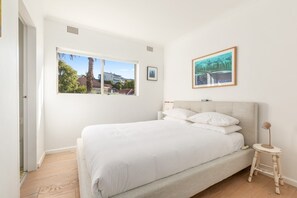 1 bedroom, iron/ironing board, Internet, bed sheets - Lovely Harbourside 1-Bed Close To Sydney Landmarks (Kurraba Point)