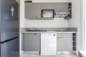 Fridge, stovetop - Terrace apartment Puget-sur-Argens (Puget-sur-Argens)