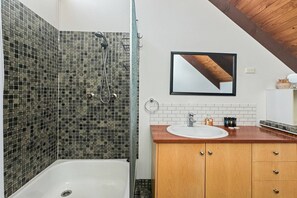 Douche, sèche-cheveux, serviettes fournies