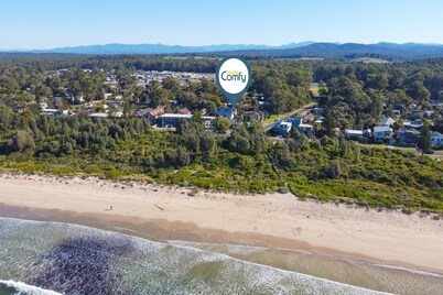'Broulee Break' -2-Bed Beach House with Games Room