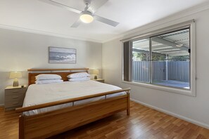 Tabla de planchar con plancha, Internet, ropa de cama