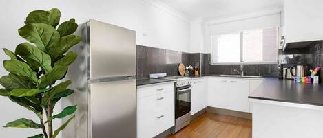 冷蔵庫、電子レンジ、オーブン、コンロ