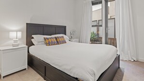 3 Schlafzimmer, Schreibtisch, Bügeleisen/Bügelbrett, Reisekinderbett