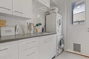 Interior - Lakeside 3-Bed Family Home with Amazing Views (Point Cook)