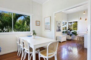 Dining - 2-Bed Beach House in Burleigh Heads Amidst Nature (Burleigh Heads)