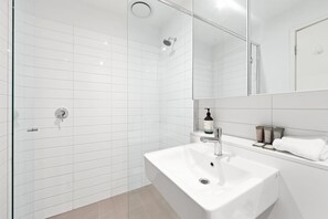 Hair dryer, towels - Sleek South Yarra 2-Bed with Alfresco Dining (South Yarra)