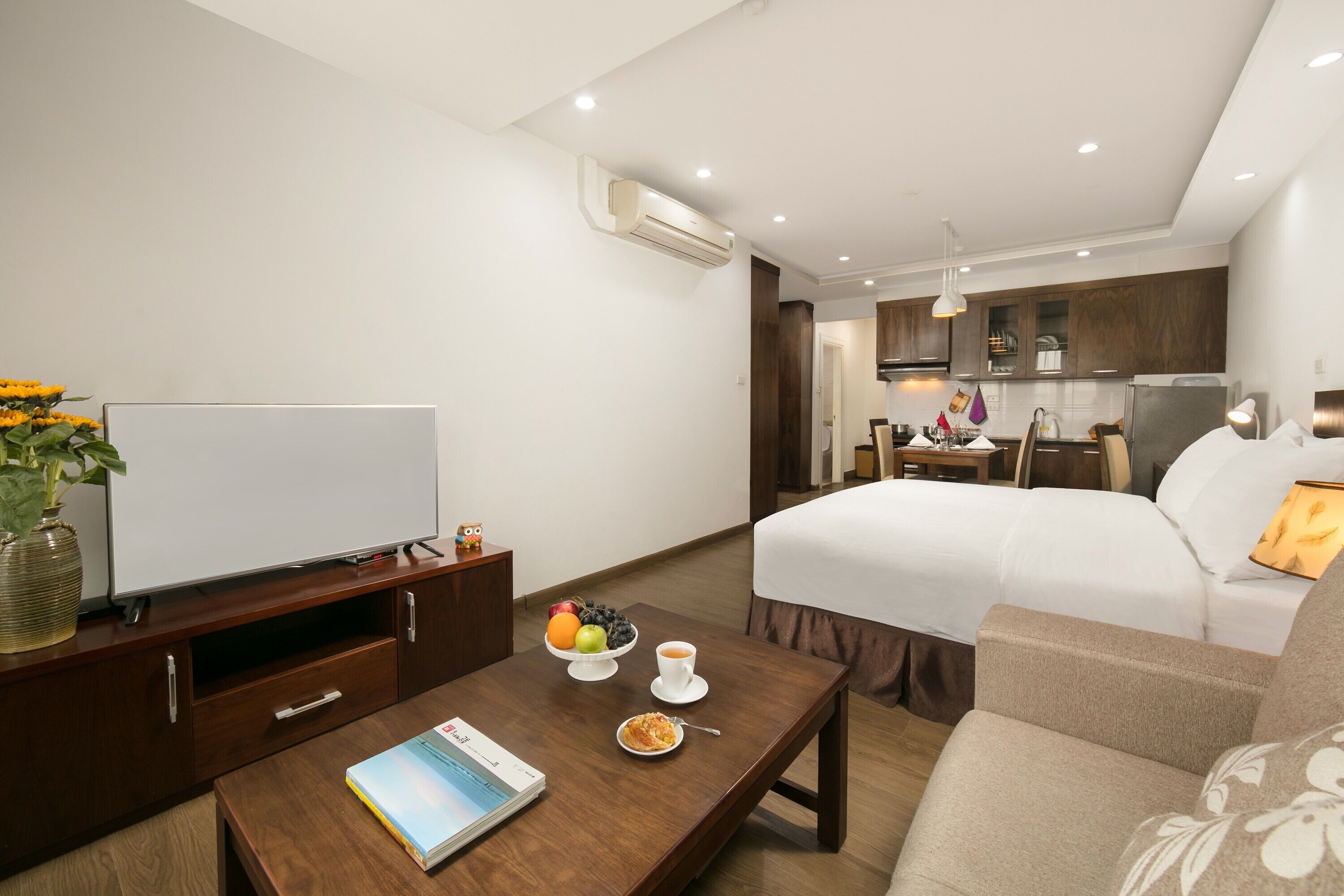 Desk, laptop workspace, free WiFi, bed sheets