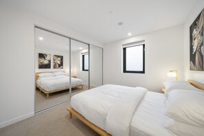 2 bedrooms, iron/ironing board, Internet, bed sheets - Sleek Inner-City 2-Bed with Swimming Pool & BBQ (Dickson)