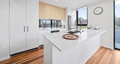 Inner-City 2-Bed with Large Balcony, Garden & Gym