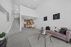 Smart TV - Loft-Style CBD 1-Bed with Rooftop Terrace & BBQ (Canberra)