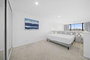 1 bedroom, iron/ironing board, Internet, bed sheets - Loft-Style CBD 1-Bed with Rooftop Terrace & BBQ (Canberra)