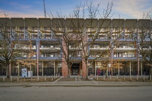 Exterior - Loft-Style CBD 1-Bed with Rooftop Terrace & BBQ (Canberra)